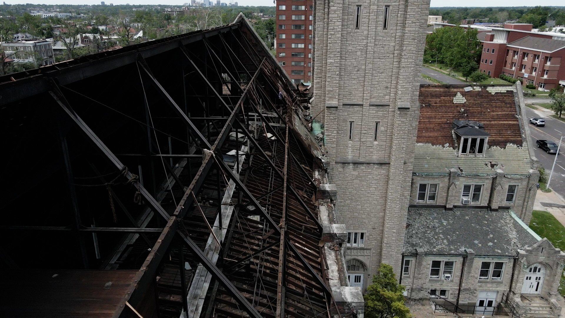 Drone footage shows tornado damage in 最新杏吧原创 neighborhoods
